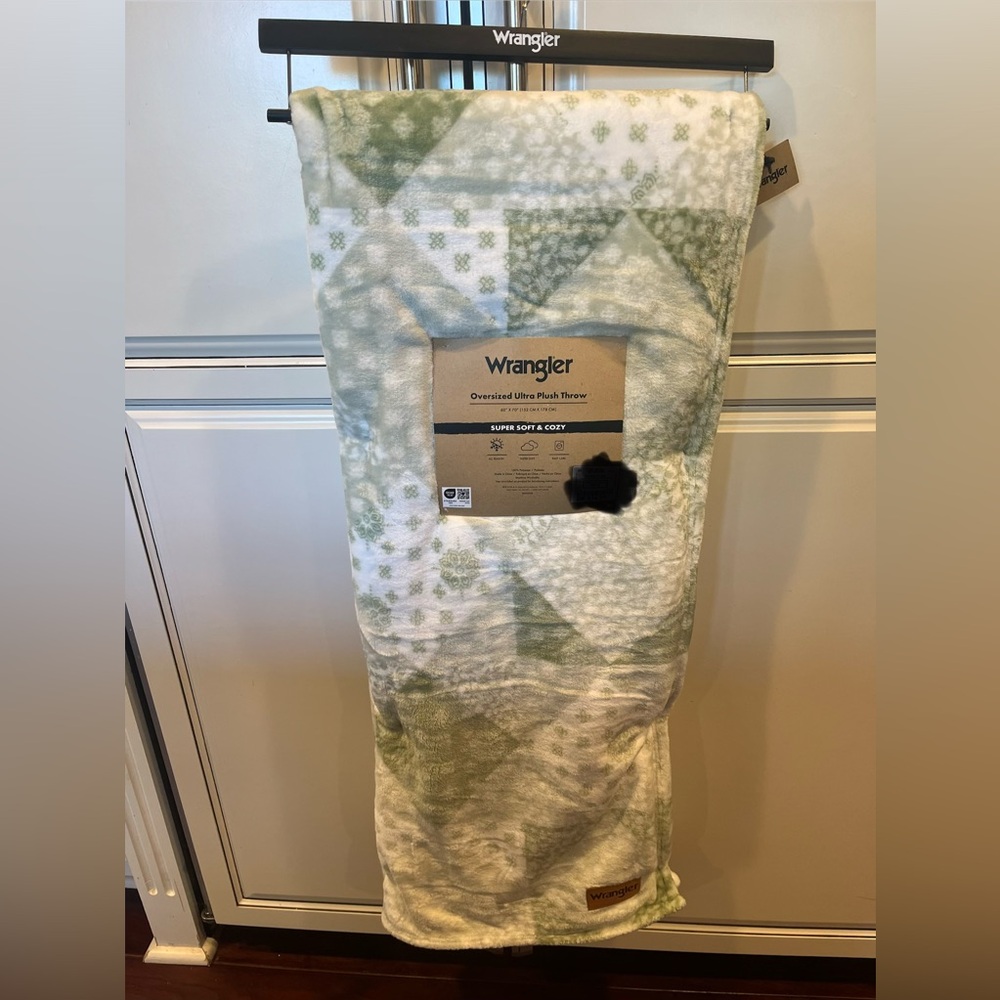Wrangler Oversized Ultra Plush Throw Blanket in Green and White